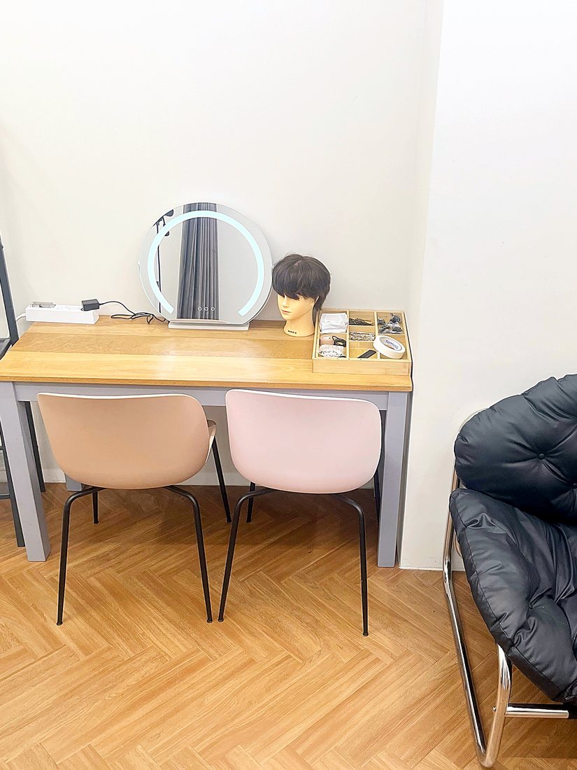 B룸 화장대 — 조명 거울과 의자